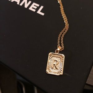 GOLD ‘R’ INITIAL NECKLACE + PENDANT